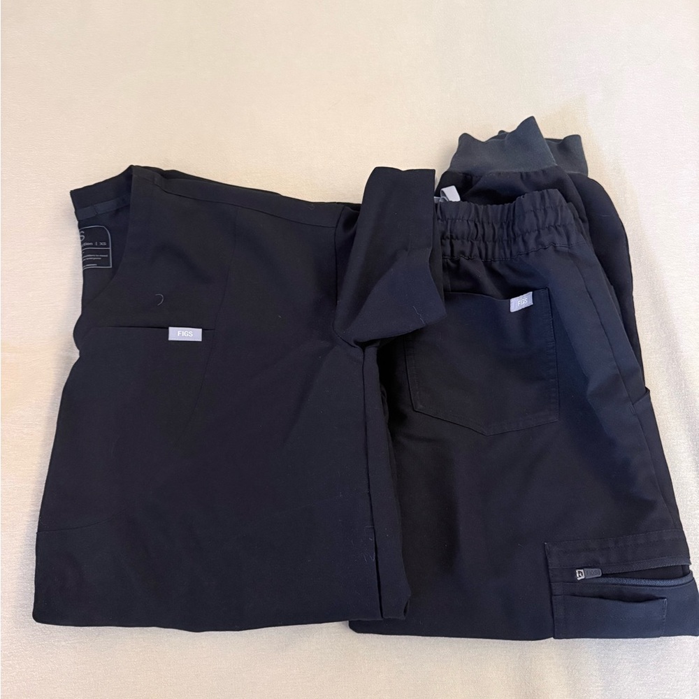 Figs women’s black scrubs. Uman relaxed jogger XSP and Halle V neck tunic XS.